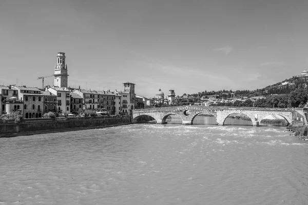 Bela Vista Das Antigas Casas Beira Mar Rio Adige Ponte — Fotografia de Stock