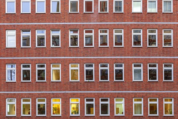 Fassade Eines Bürogebäudes Abend Mit Beleuchteten Fenstern — Stockfoto