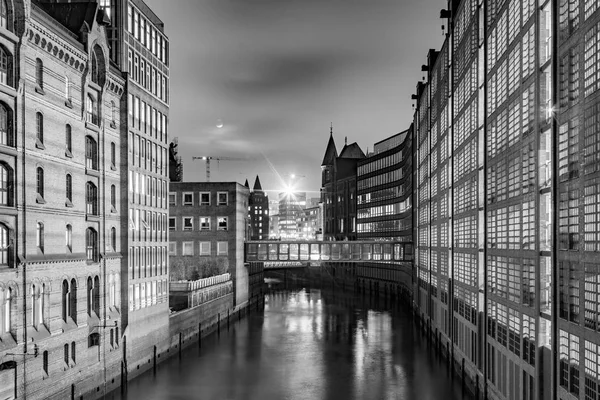 Budynki Zabytkowy Speicherstadt Nocy Hamburgu — Zdjęcie stockowe