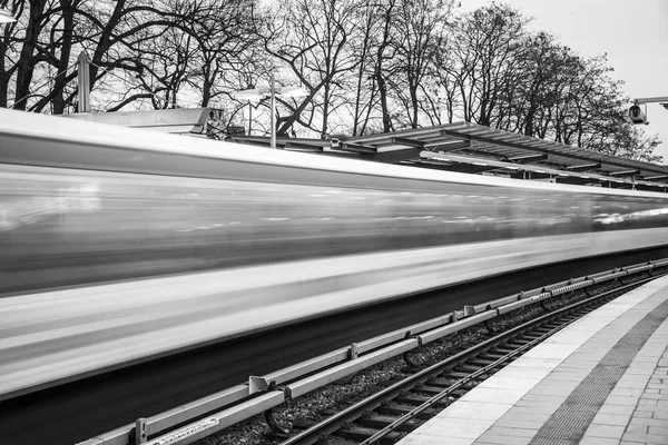 Tren Hızla Hareket Halinde — Stok fotoğraf