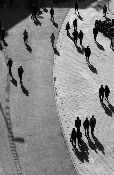 Persone Che Camminano Strada Con Lunghe Ombre — Foto Stock