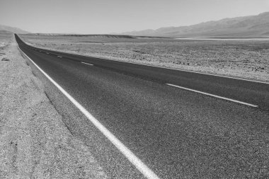 Uzaktaki dağlara Death valley road düz Çölü