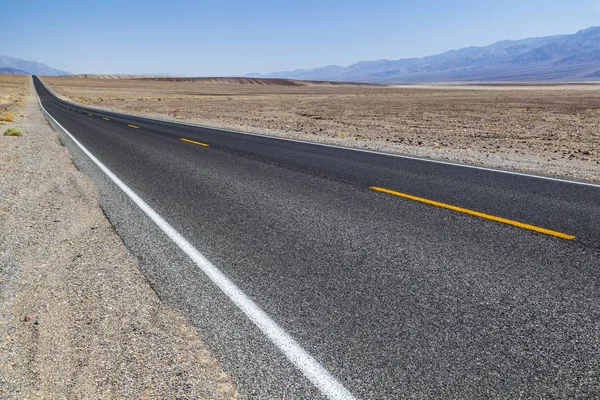 Дорога Долины Смерти Прямо Через Пустыню Горы Вдалеке — стоковое фото