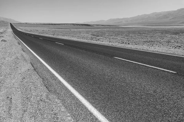 Death Valley Estrada Linha Reta Através Deserto Para Montanhas Distância — Fotografia de Stock