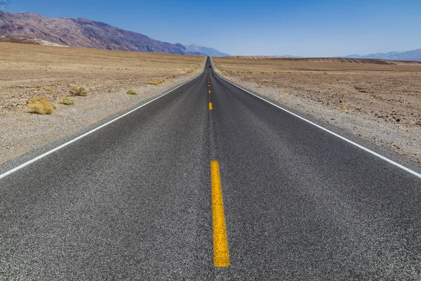Death Valley Road Straight Desert Mountains Distance — Stock Photo, Image