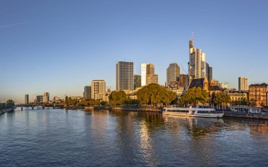 Skyline Frankfurt am Main Nehri sunrise ana ile