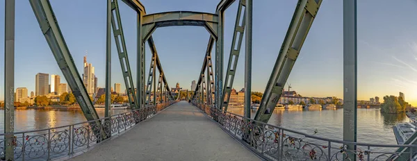 Eiserner Steg Berühmter Eiserner Steg Überquert Main Frankfurt Mit Skyline — Stockfoto