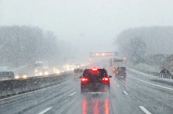 Silnice Auty Zimě Sníh Padat Německu — Stock fotografie