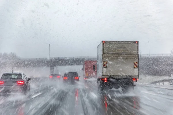 Motorväg Med Bilar Vintern Med Snö Falla Tyskland — Stockfoto