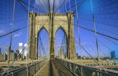 New York, ABD - Eyl 10, 1996: brooklyn Köprüsü ile New York'taki Dünya Ticaret Merkezi