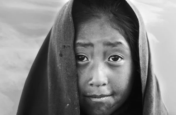 タキーレ ペルー 1986 Peruan タキーレ島でぼろと早朝に若い農家の少女像 — ストック写真