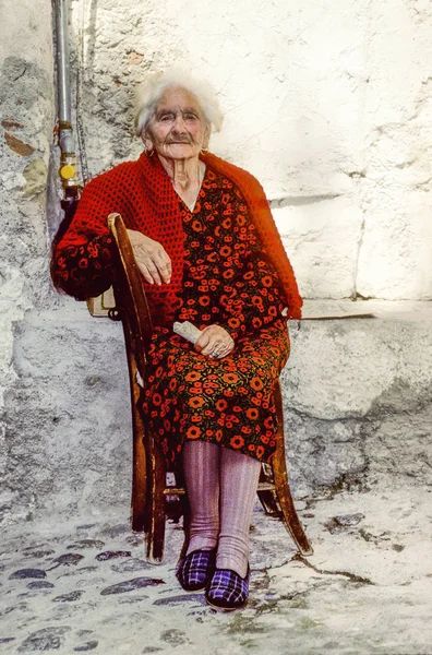 意大利波西塔诺 1995年6月30日 波西塔诺的老太太坐在家门口 喜欢摆姿势拍照 — 图库照片