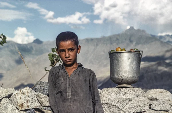 Gilgit Πακιστάν Ιουνίου 1986 Τοπικό Αγρότη Αγόρι Παίρνει Σπίτι Πήρε — Φωτογραφία Αρχείου