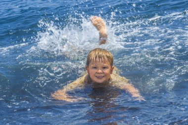 dalgalar halinde oynarken sevimli çocuk eğlenceli
