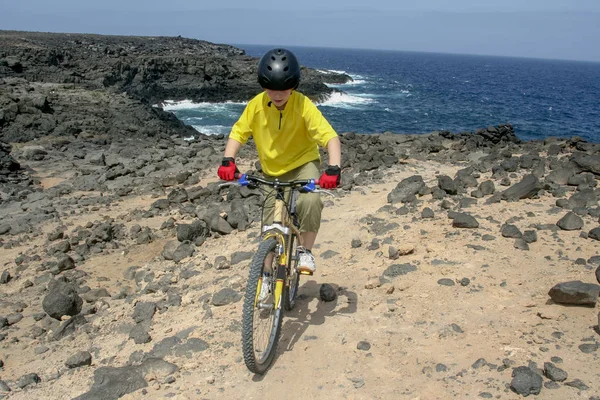 Chico Montando Mountain Bike Offroads Haciendo Trucos — Foto de Stock