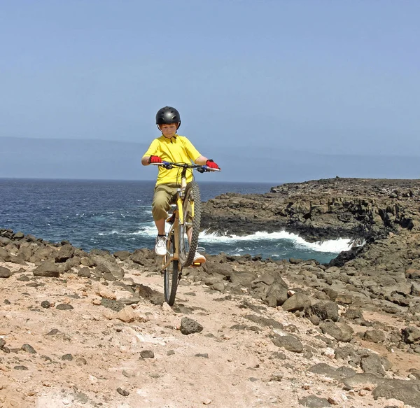 Junge Fährt Mit Mountainbike Geländewagen Der Küste — Stockfoto