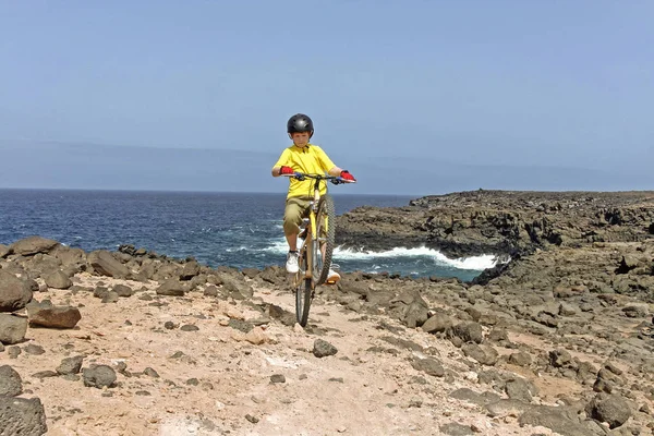 Jongen Rijden Zijn Mountain Bike Offroads Met Wheely Aan Kust — Stockfoto