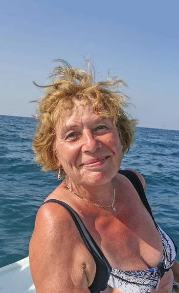Aantrekkelijke Gelukkig Senior Vrouw Aan Het Strand — Stockfoto