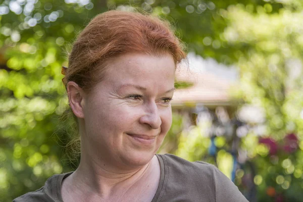 Portret Van Een Vrouw Met Rood Haar Tuin — Stockfoto