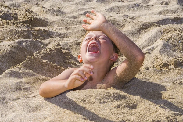 孩子在沙滩上挖沙子很开心 — 图库照片