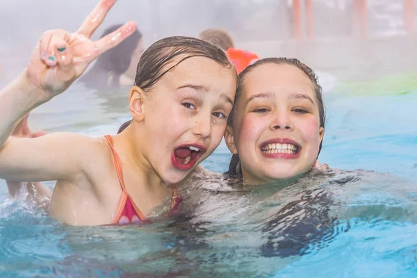 Çocuklar Kışın Açık Termal Havuzda Eğleniyor — Stok fotoğraf