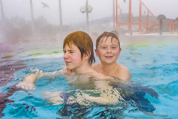 Irmãos Estão Nadando Área Externa Uma Piscina Térmica Inverno Água — Fotografia de Stock