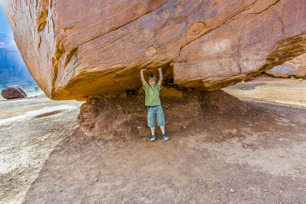 Monument Valley Child Has Fun Simulating Carry Big Rock His — Stock Photo, Image