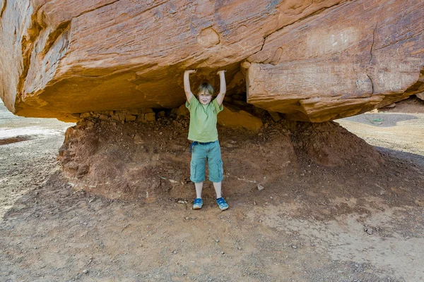 Gigantische Rots Met Kind Simuleren Stabiliseren Van Rots Monument Valley — Stockfoto