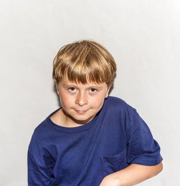 Πορτρέτο Του Αυτοπεποίθηση Ψάχνει Νεαρό Αγόρι Καστανά Μάτια — Φωτογραφία Αρχείου