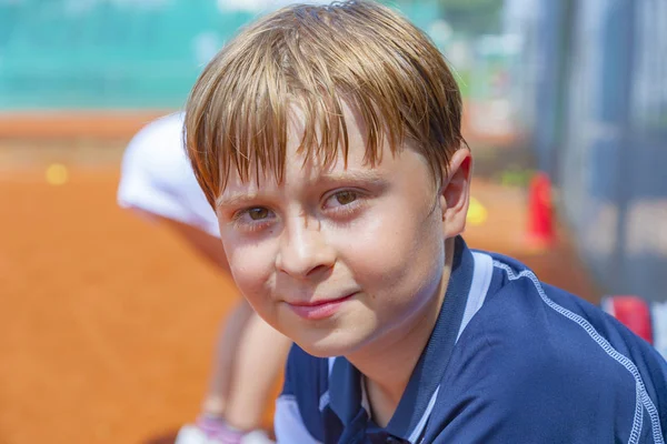 Criança Parece Feliz Satisfeito Após Jogo Tênis — Fotografia de Stock