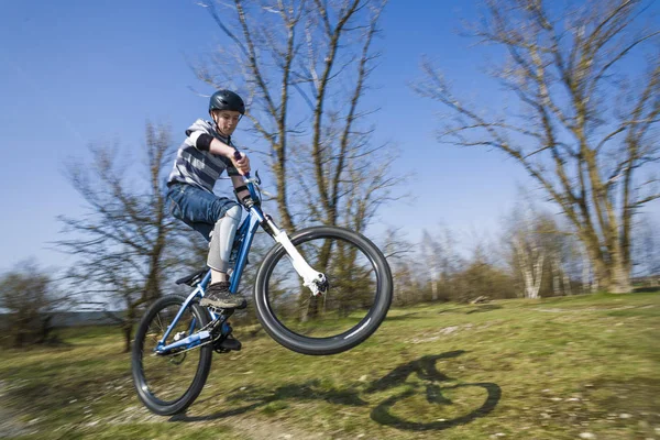 Menino Pulando Com Sua Bicicleta Sujeira Área Livre — Fotografia de Stock