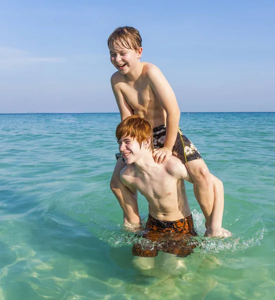 Αδέλφια Απολαμβάνουν Καθαρά Ζεστά Νερά Στην Όμορφη Παραλία Και Παίζουν — Φωτογραφία Αρχείου
