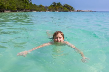 sevimli çocuk yüzme tropikal okyanusa sahiptir
