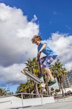 skate park adlı çocuk scooter ile atlama