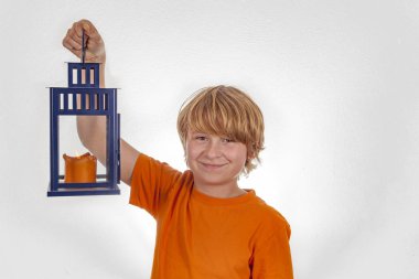 bir el feneri bir mum tutan şirin çocuk