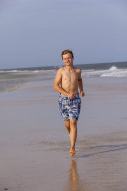 sevimli çocuk Apalachicola plaj boyunca koşu