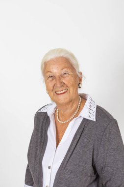 kadın kıdemli lookig dost portresi