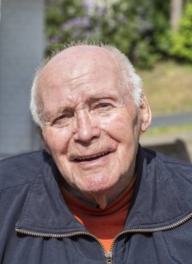 bahçede oturan gülümseyen mutlu üst düzey adam portresi
