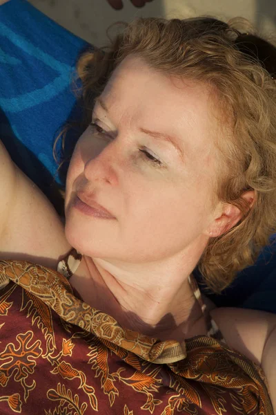 Vacker Kvinna Med Rött Hår Enyoing Solen Duk Stol — Stockfoto