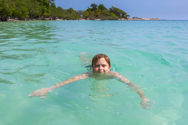 Mignon Garçon Aime Nager Dans Océan Tropical — Photo