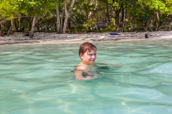 かわいい男の子を楽しむ南国の海で泳ぐ — ストック写真