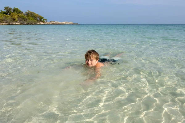 Αγόρι Απολαμβάνει Καταγάλανα Ωκεανό Στην Ταϊλάνδη — Φωτογραφία Αρχείου