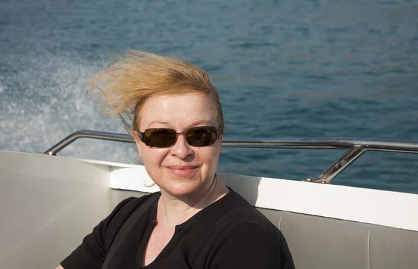 Atractiva Mujer Con Pelo Rojo Disfruta Del Viento Lancha Rápida — Foto de Stock