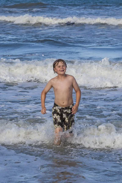 Νεαρό Αγόρι Απολαμβάνει Κύματα Στον Ωκεανό — Φωτογραφία Αρχείου