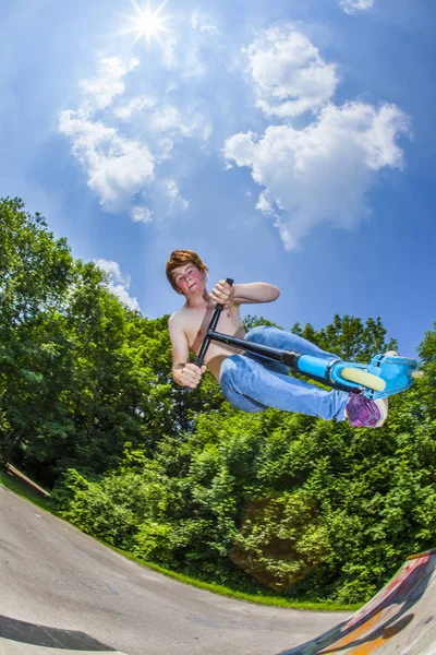 Jonge Jongen Gaat Vliegen Met Zijn Scooter — Stockfoto