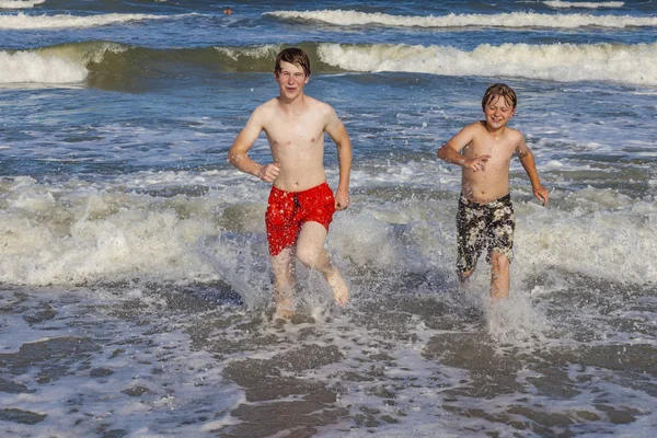 Meninos Divertindo Belo Mar Claro — Fotografia de Stock