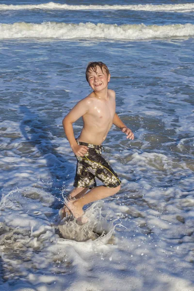 快乐的小男孩喜欢蓝色的大海的波涛 — 图库照片