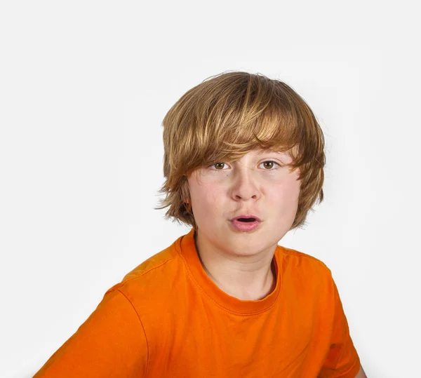 穿着橙色衬衫的惊讶和自信的男孩的肖像 — 图库照片