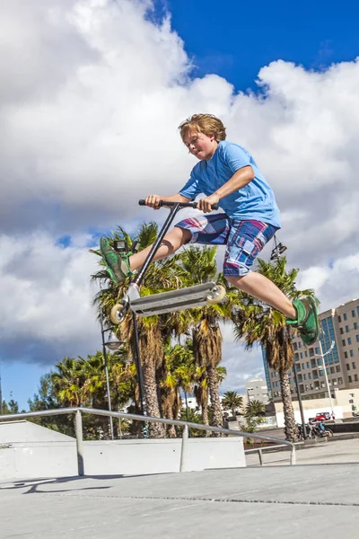 Menino Com Scooter Está Pulando Parque Skate — Fotografia de Stock