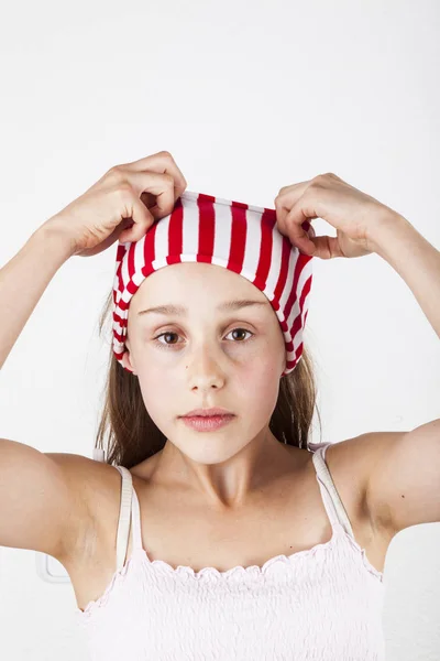 Portrait Jeune Adolescente Mignonne Avec Bandeau Rouge — Photo